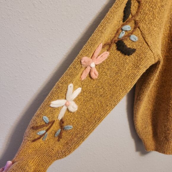 See And Be Seen Size Large Gold‎ Floral Embroidered Sweater - Picture 4 of 10